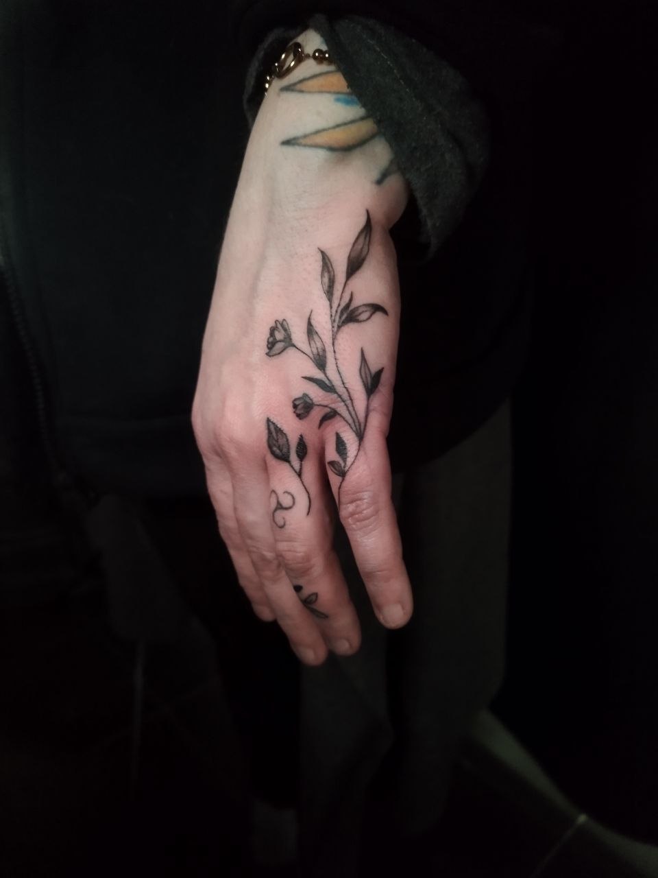 hand tattoo blumen black and grey