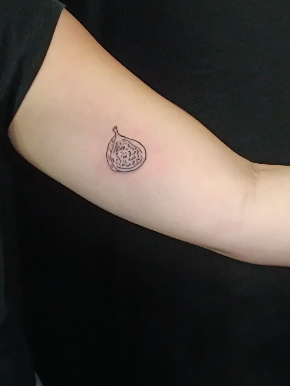 Tattoo einer Feige auf dem Oberarm
