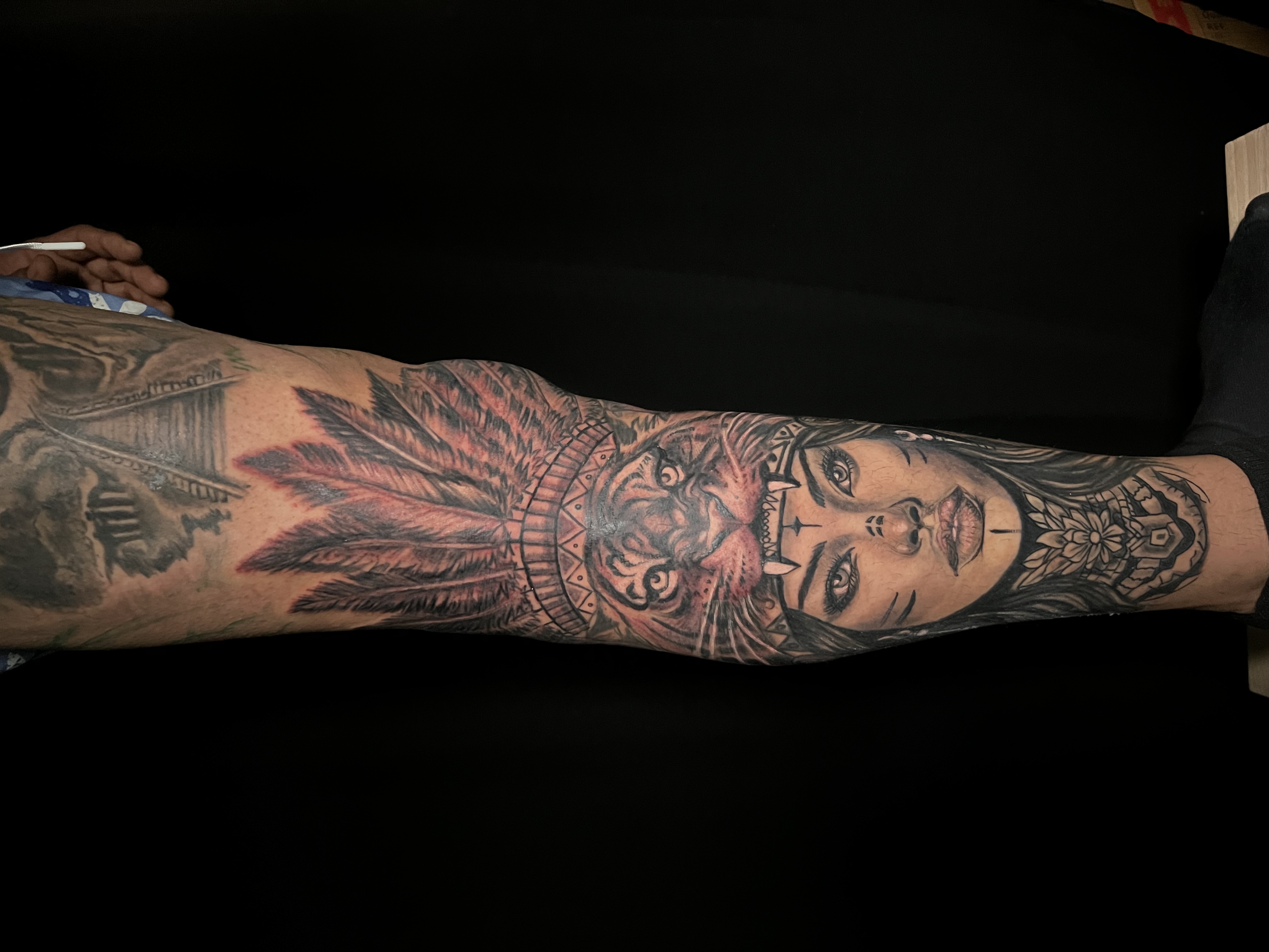 Schwarz Graues Tattoo auf der Wade von einer Fantasie Frau mit Tiger und Fder Kopfbedeckung