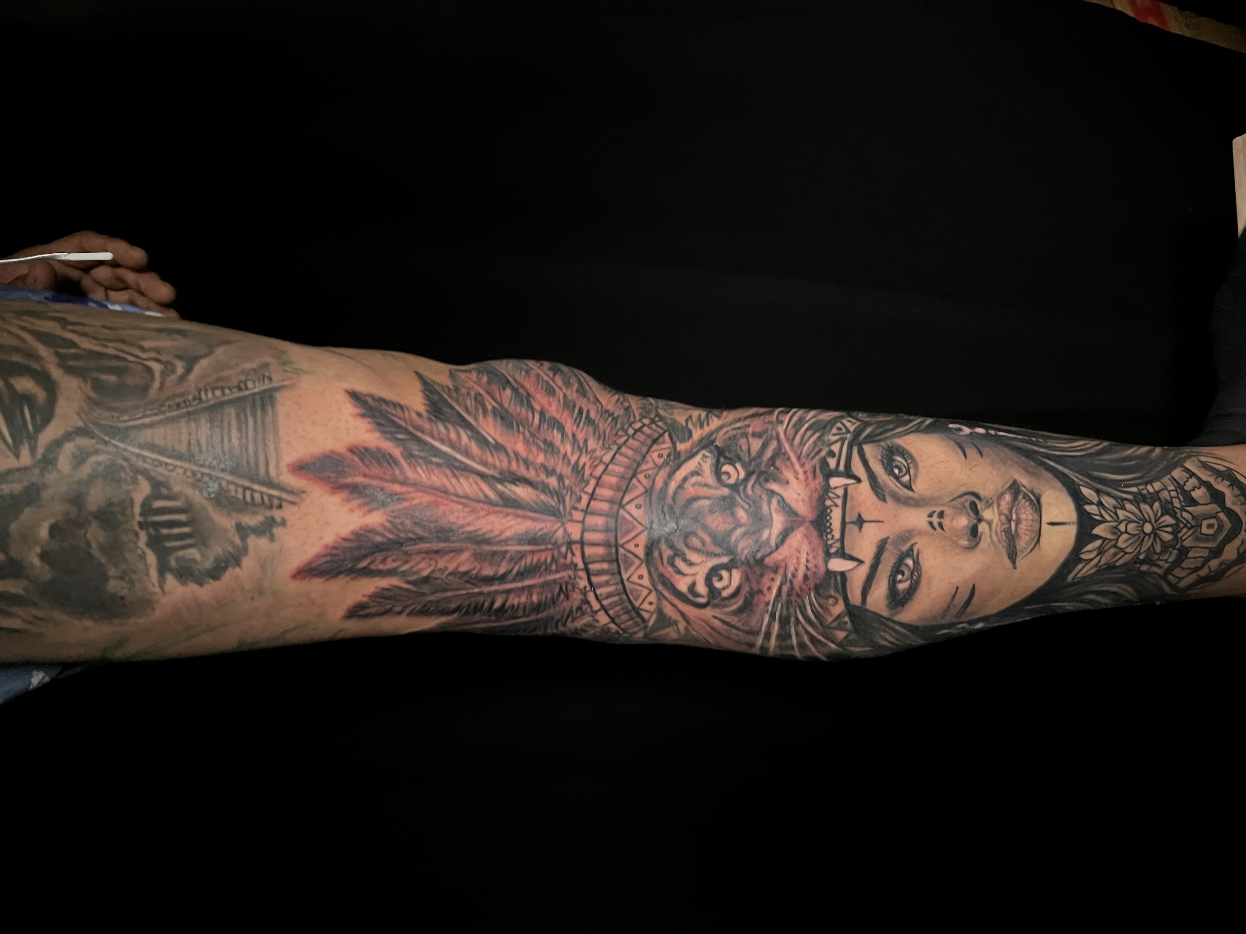 Schwarz Graues Tattoo auf der Wade von einer Fantasie Frau mit Tiger und Fder Kopfbedeckung 2