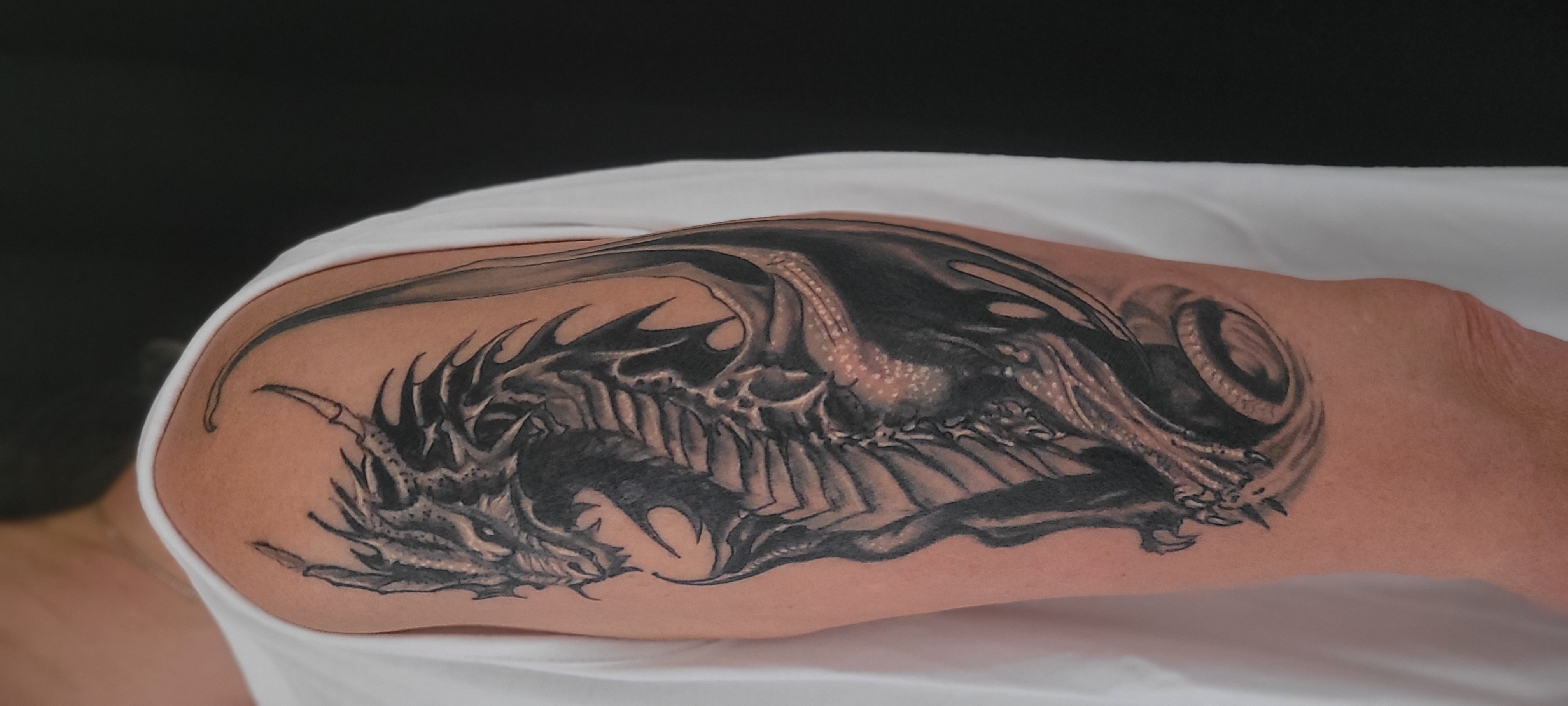 Schwarz Graues Tattoo eines Drachen