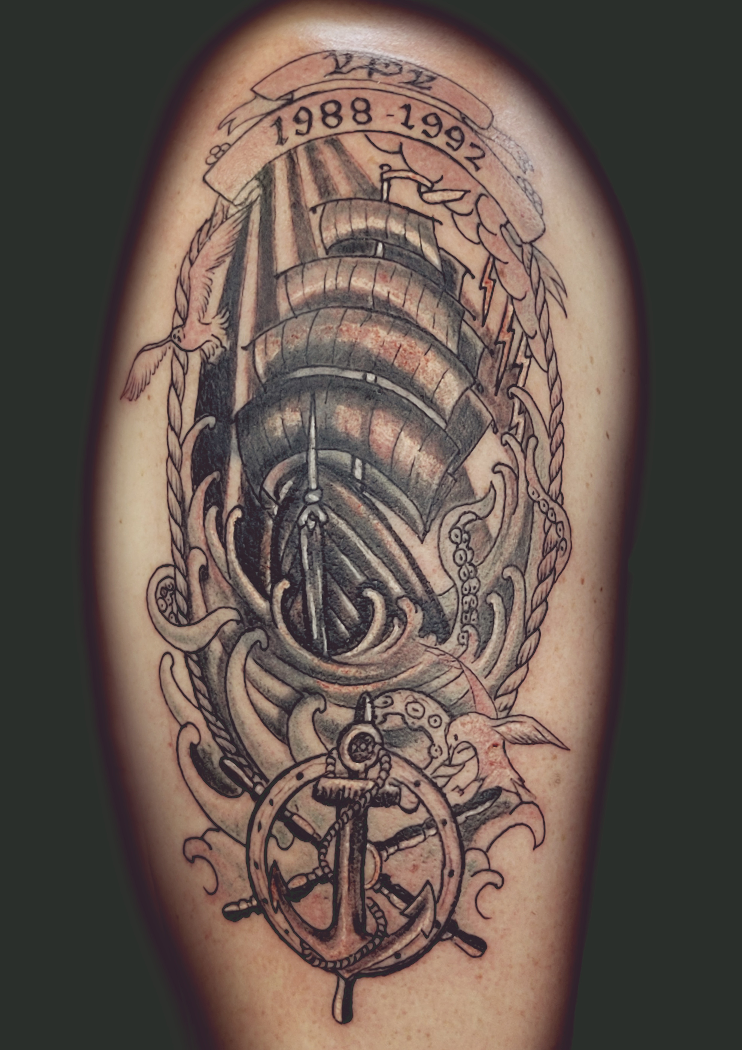 Schwarz Graues Tattoo von einem Segelschiff mit Anker