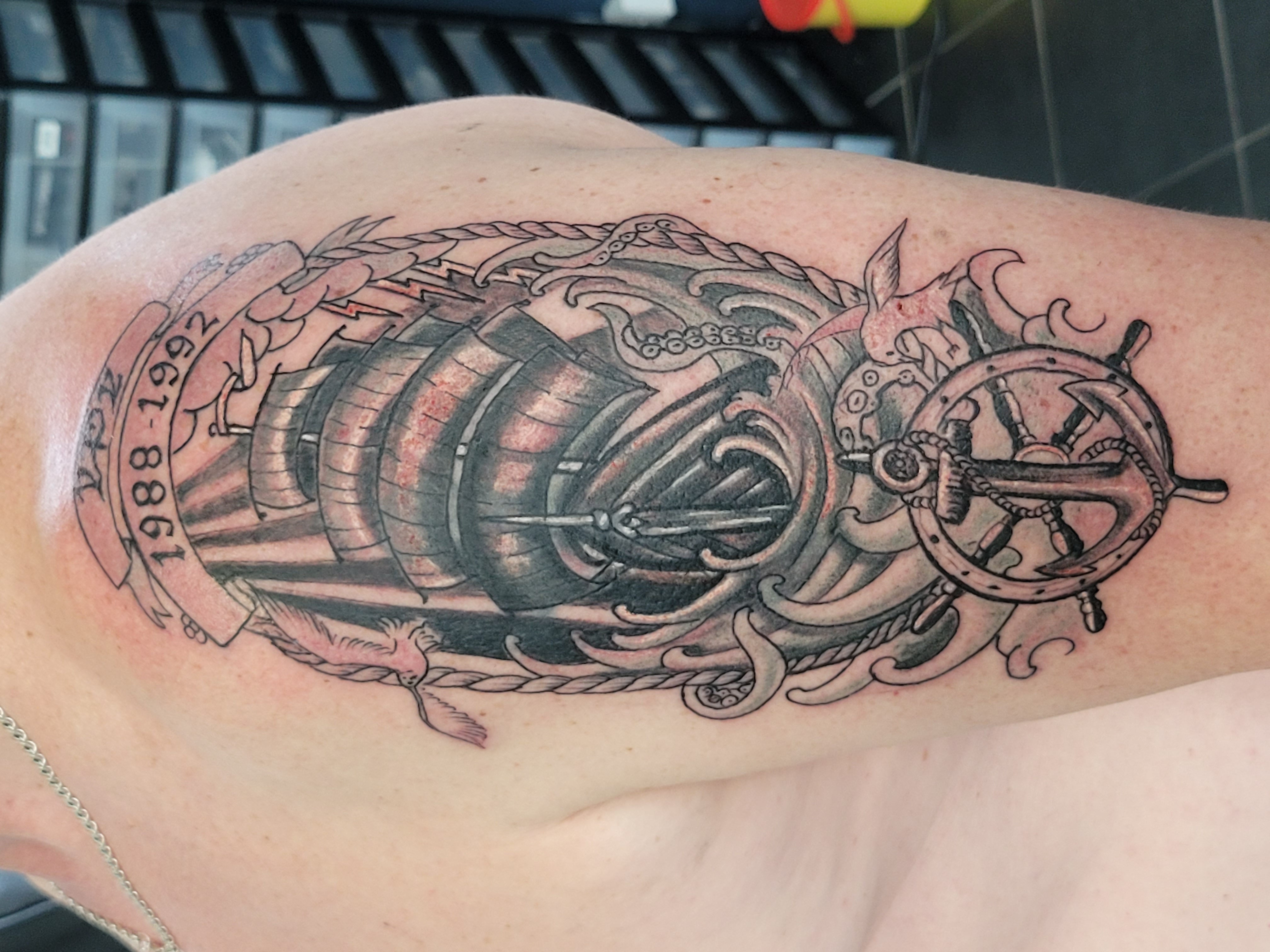 Schwarz Graues Tattoo von einem Segelschiff mit Anker 2