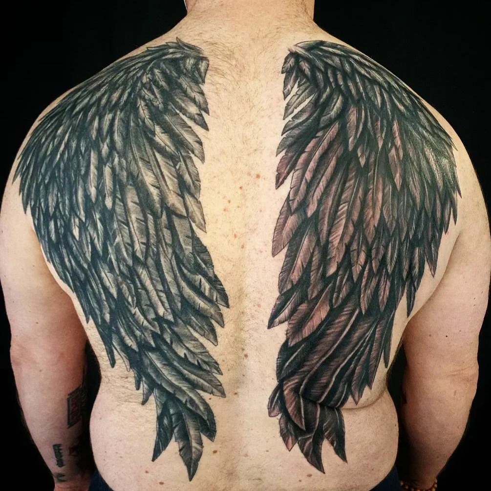 Tattoo auf dem ganzen Rücken von Flügeln mit Federn