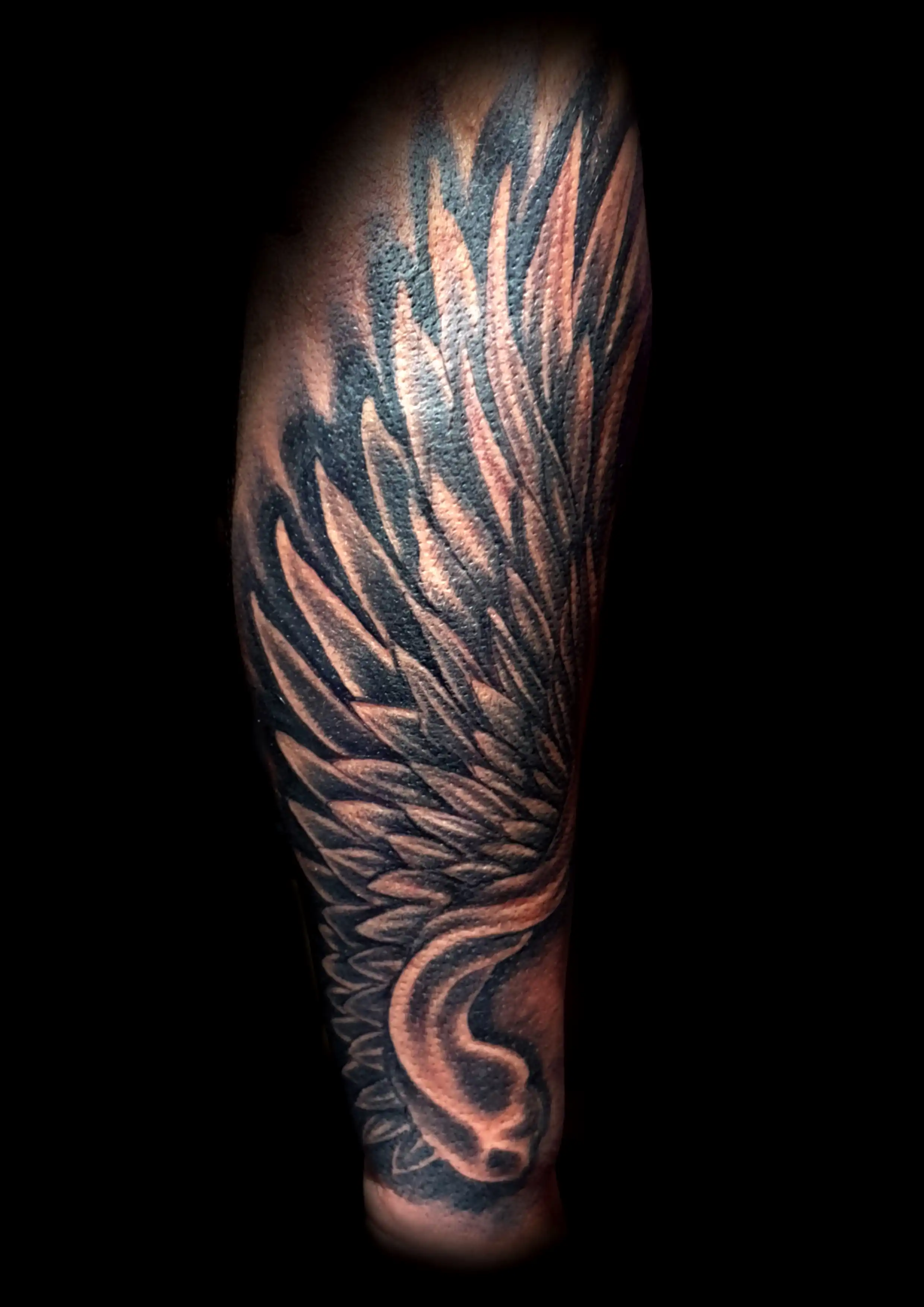 Tattoo von einem Flügel mit Schatten auf Unterarm