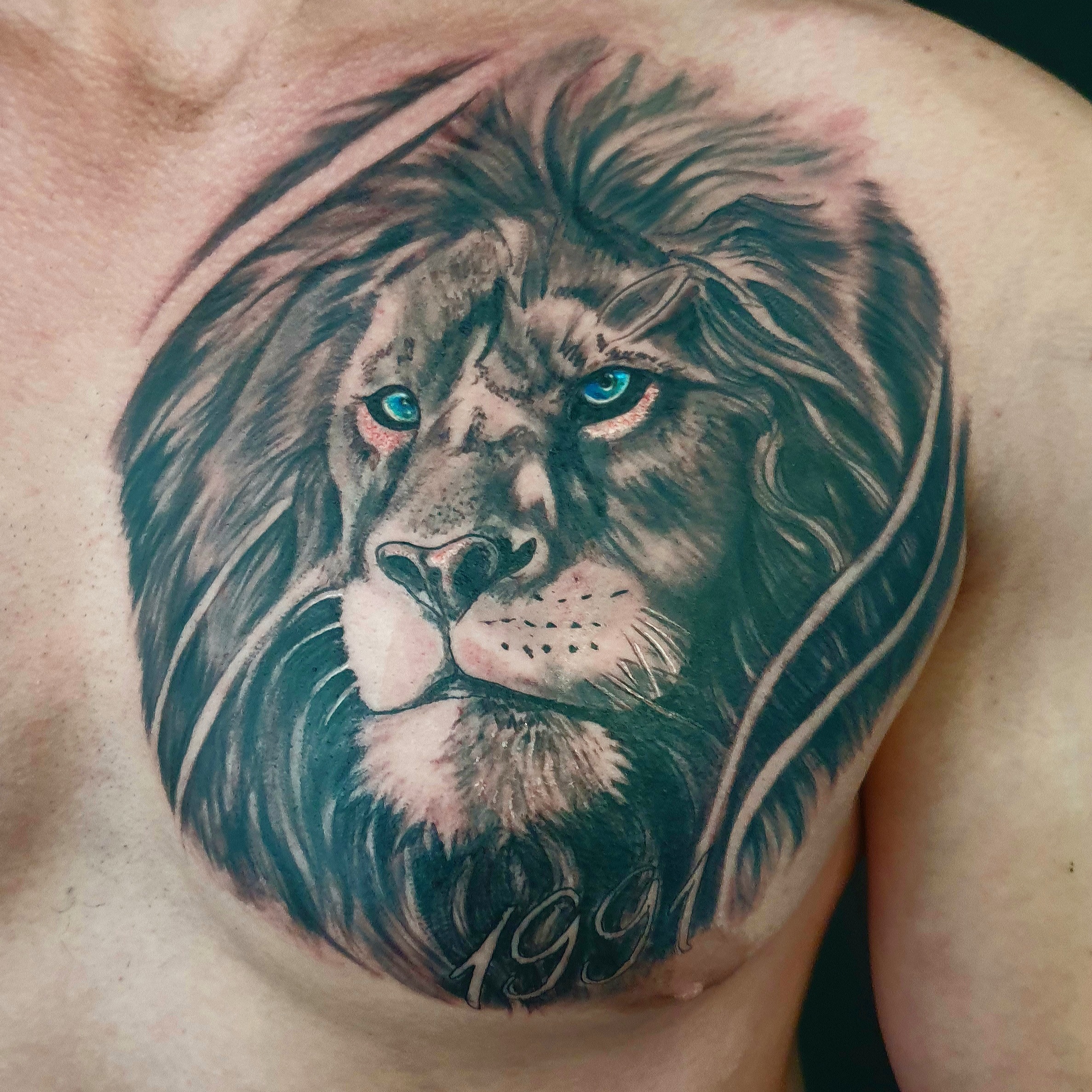 Tattoo von einem großen Löwenkopf auf der Brust