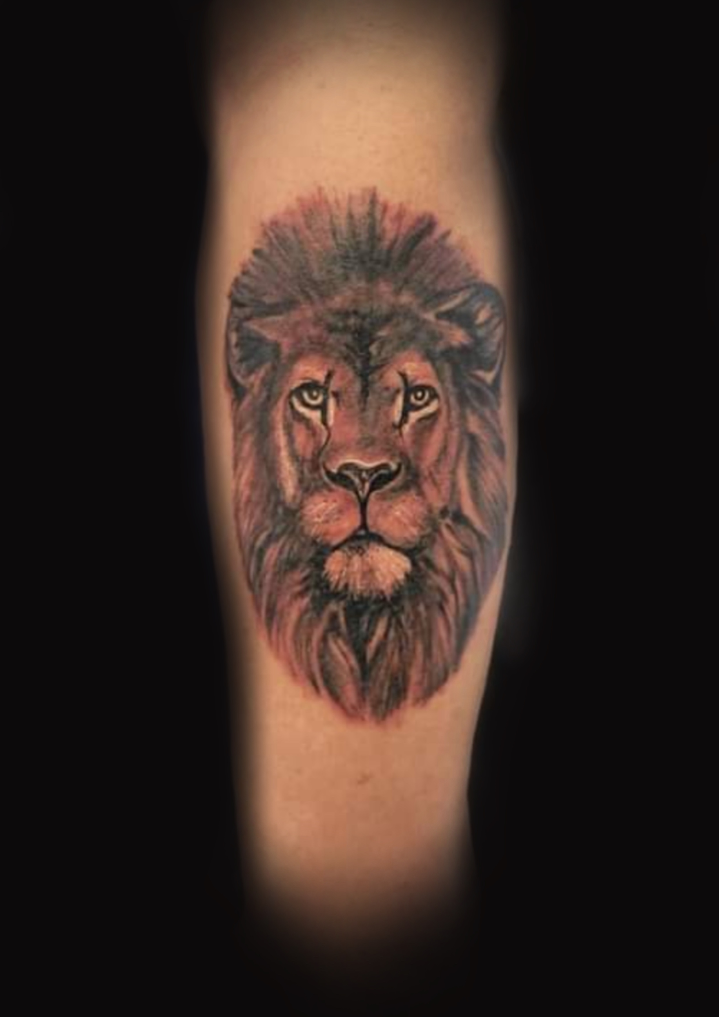 Tattoo von einem Löwenkopf in Schwarz Grau