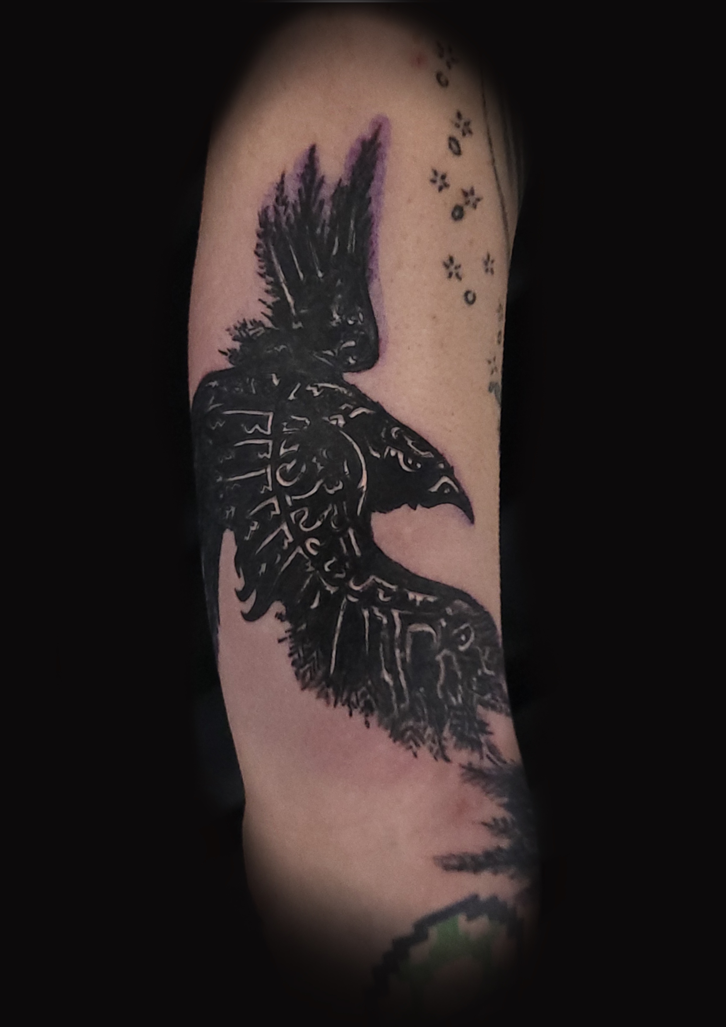 Tattoo von einem schwarzen Vogel
