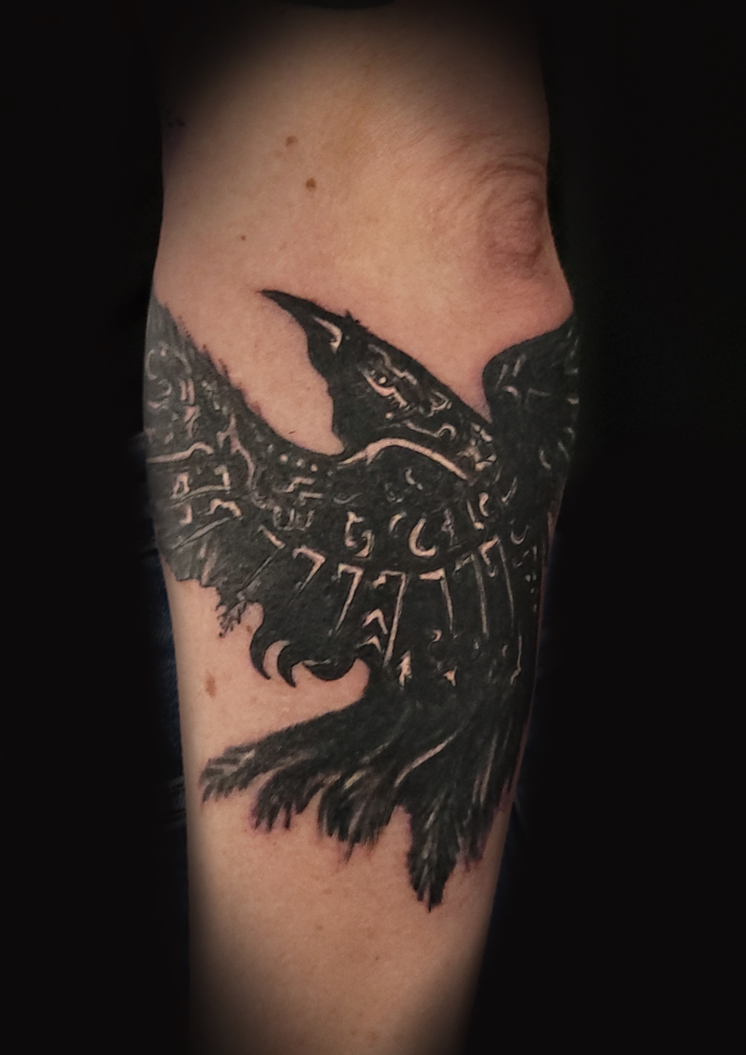 Tattoo von einem schwarzen Vogel 2