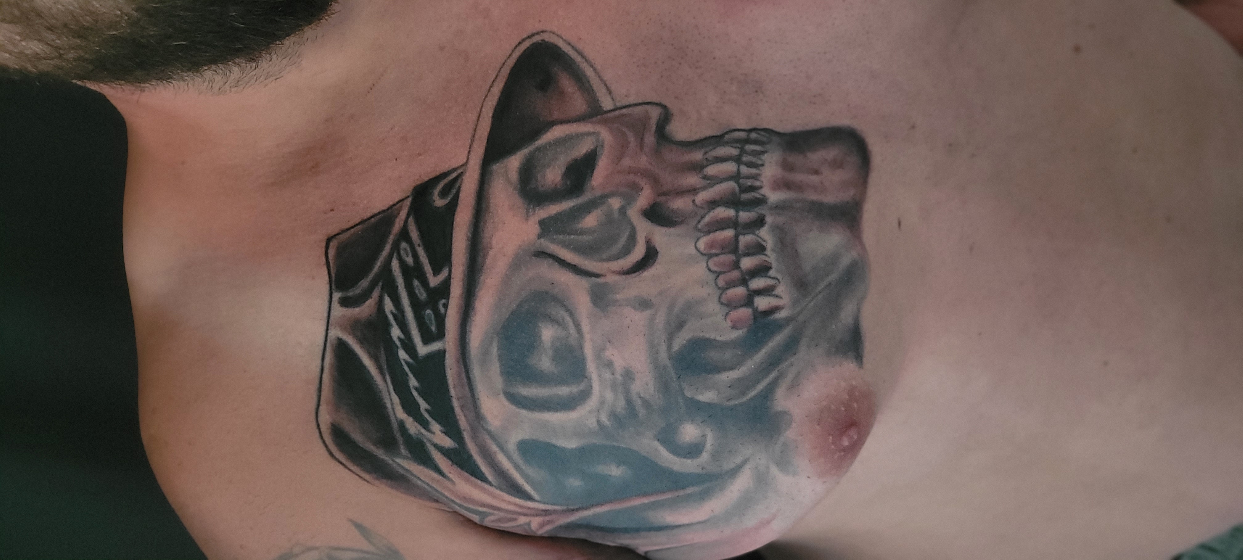 Tattoo von einem Totenkopf mit Hut auf der Brust