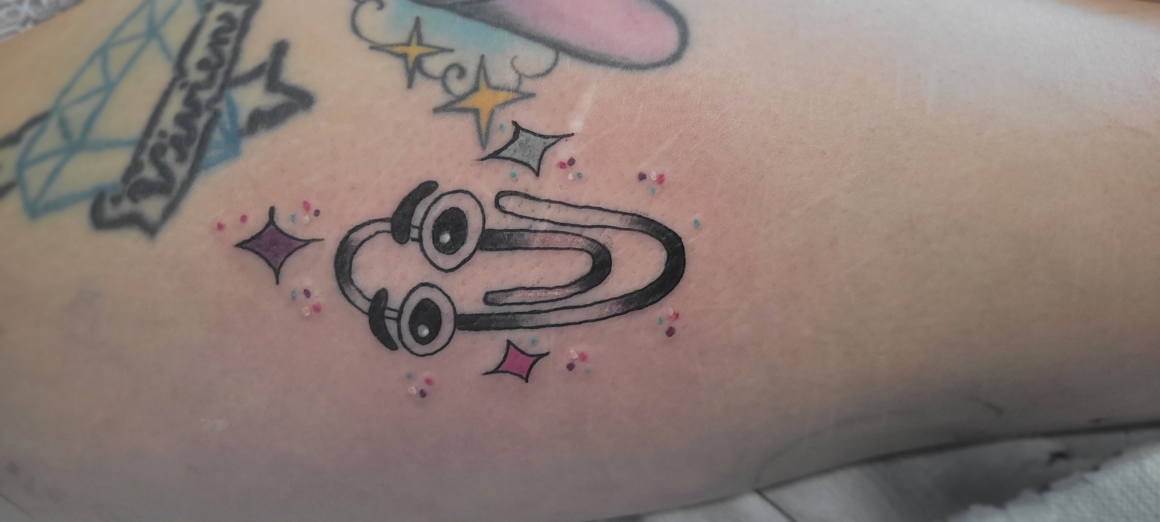Tattoo von einer Büroklammer mit Augen