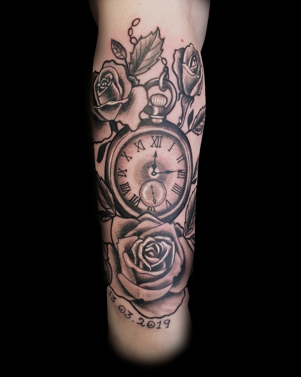 Tattoo von einer Taschenuhr mit Rosen in Schwarz Grau