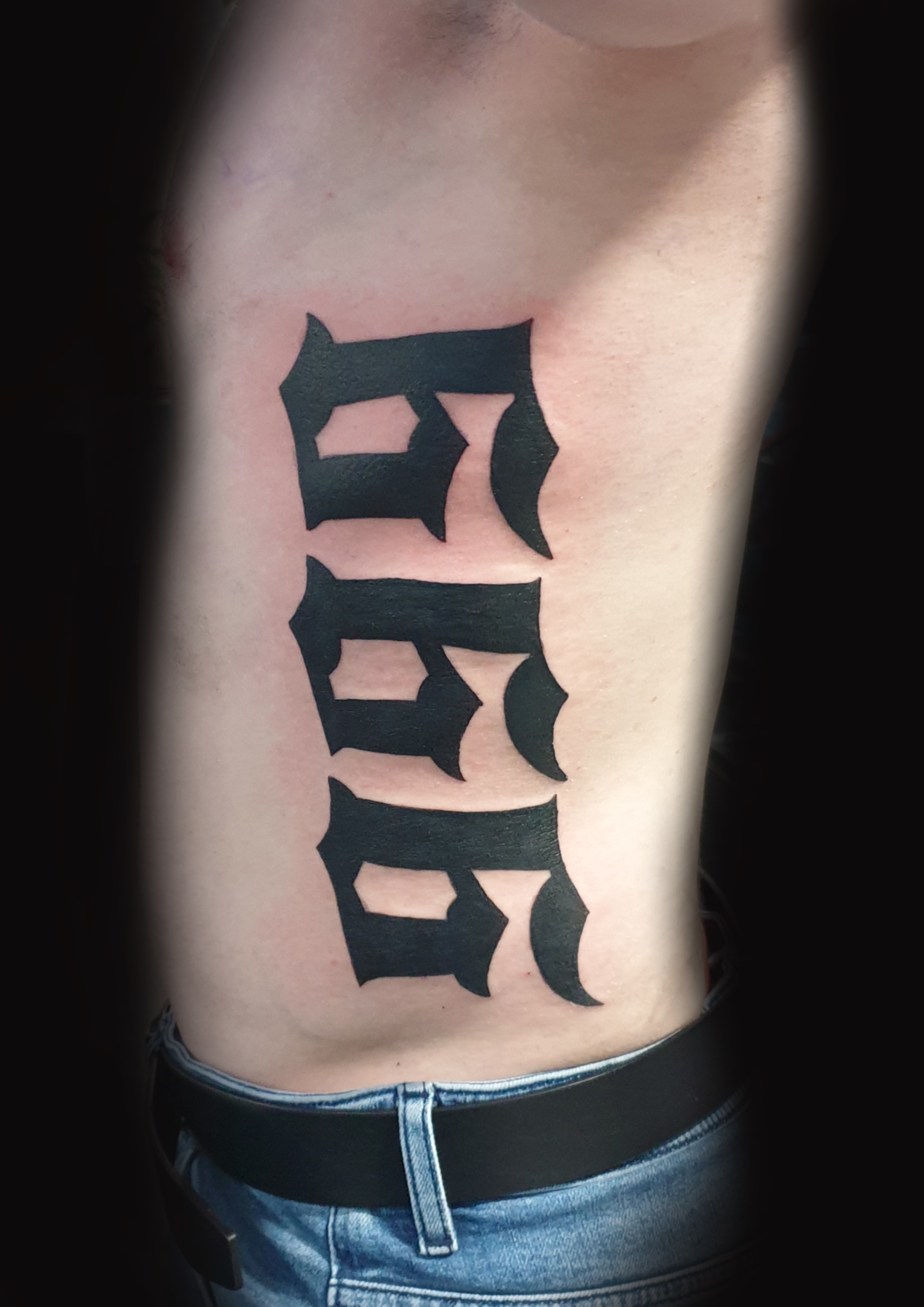 Tattoo von einer Zahl 666 in Schwarz in altenglischer Schrift