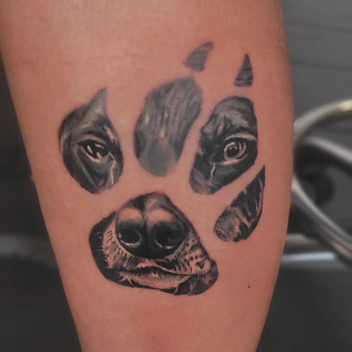 Tattoo von Hundeportrait in Pfotenabdruck