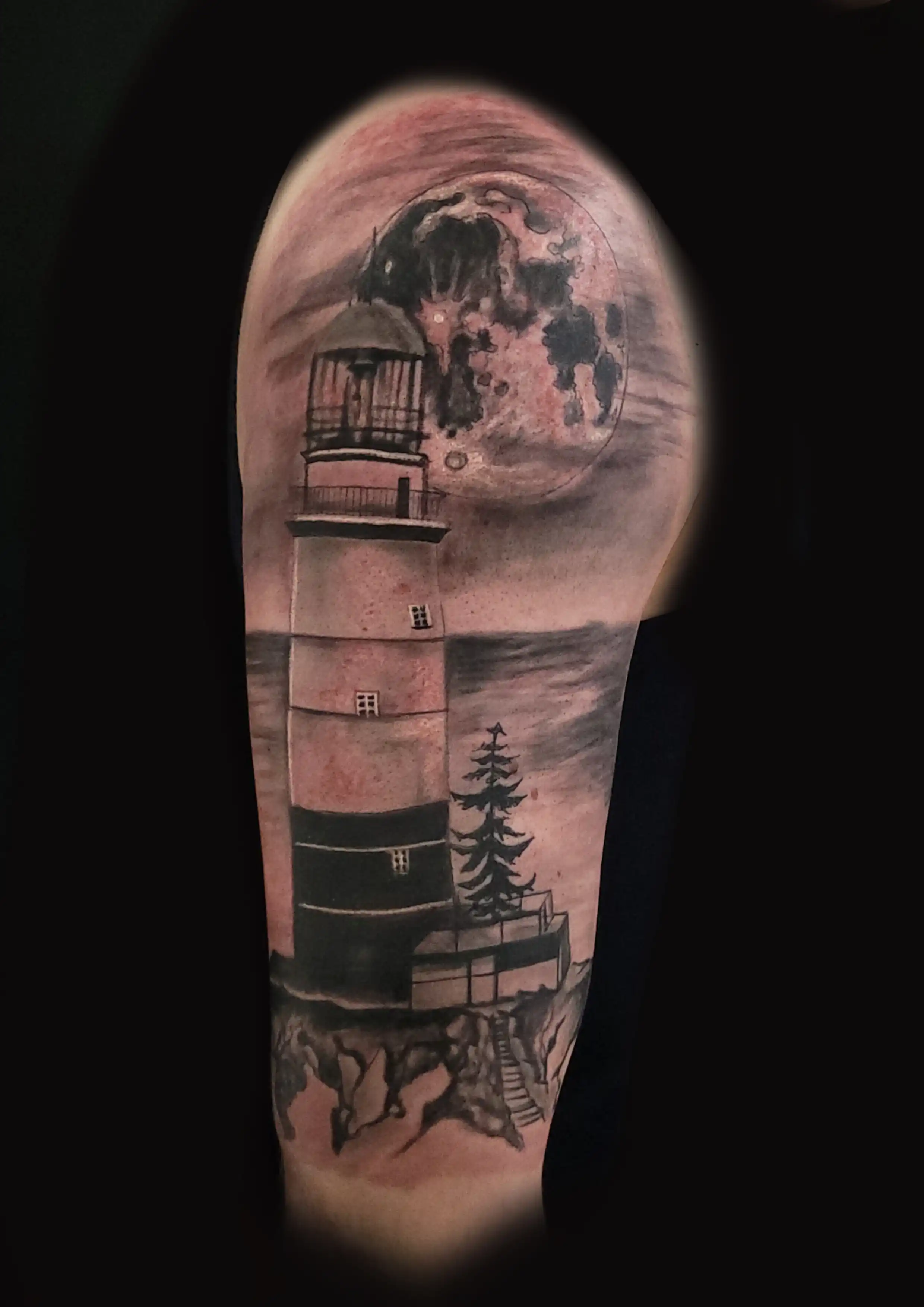 Tattoo von Leuchtturm in Schwarz Grau