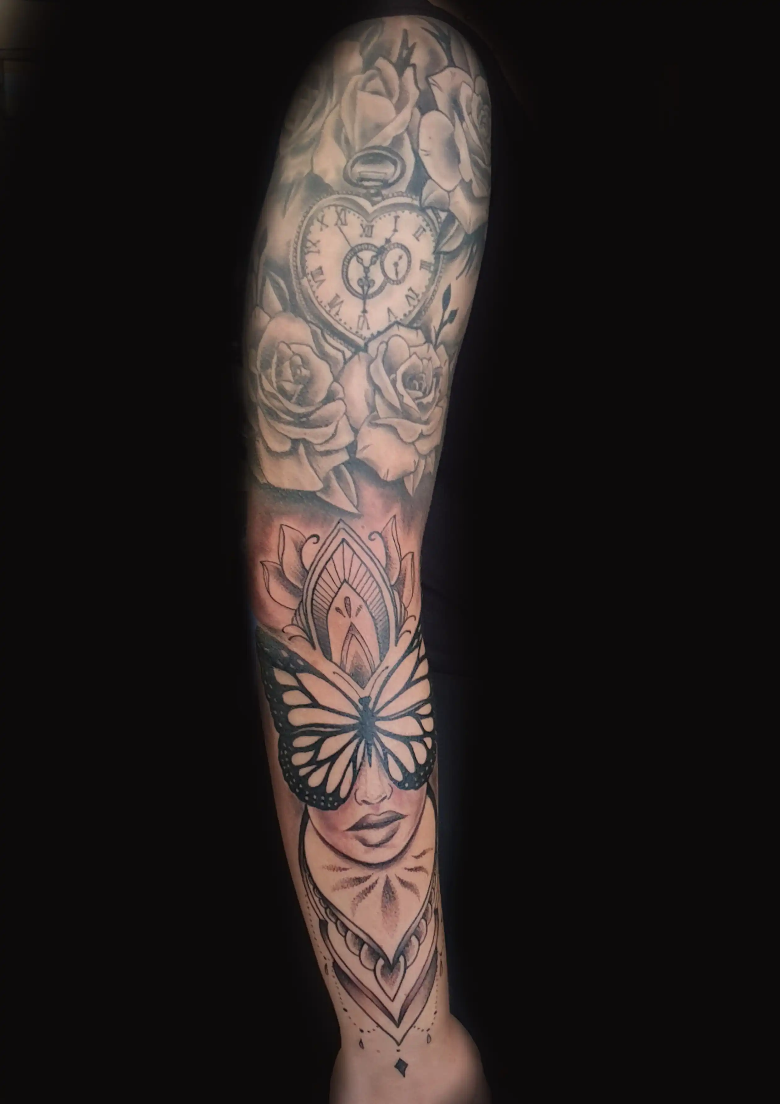 Tattoo von Schmetterling und Blumen ganzer Arm