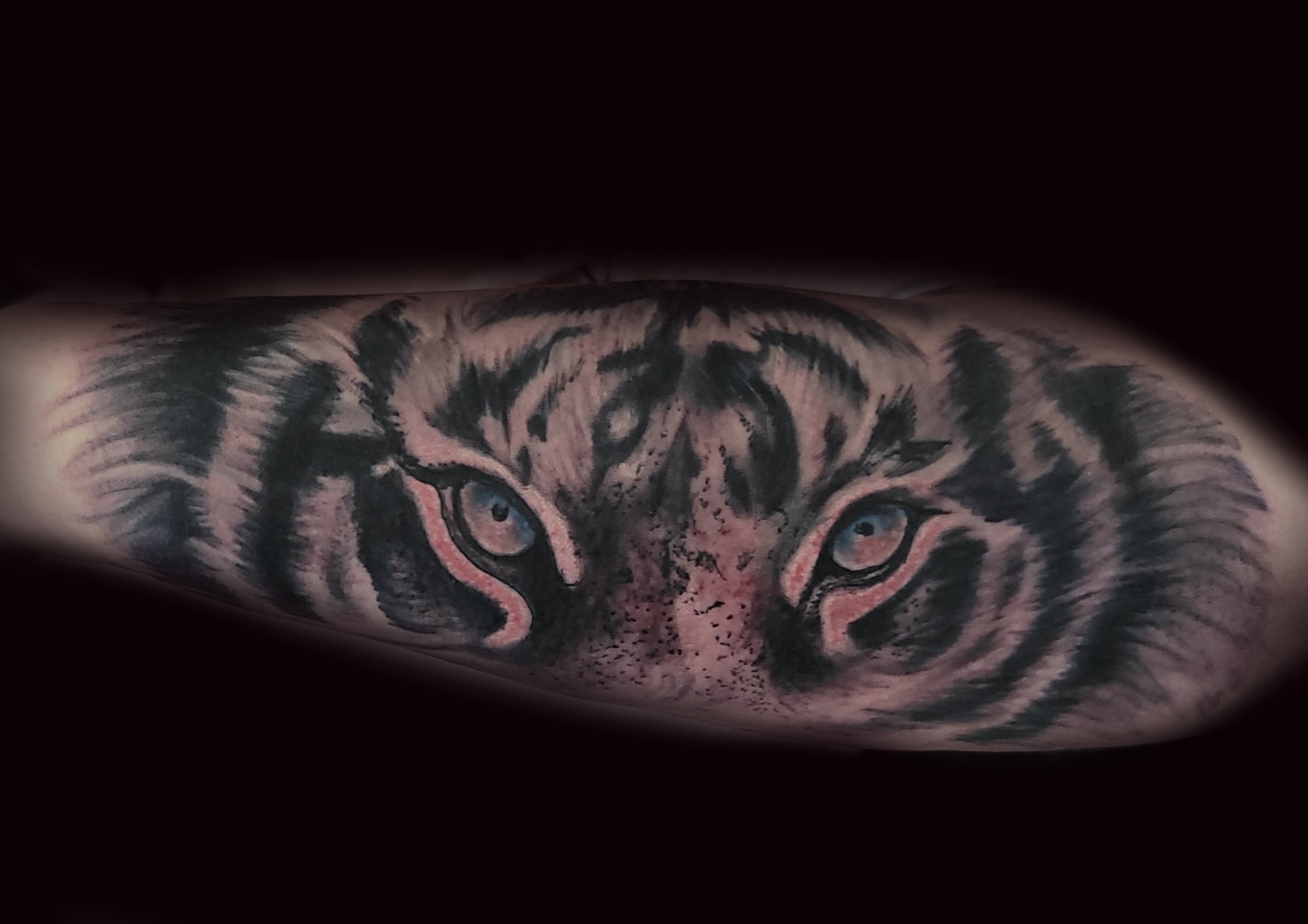 Tiger Augen Tattoo auf Unterarm