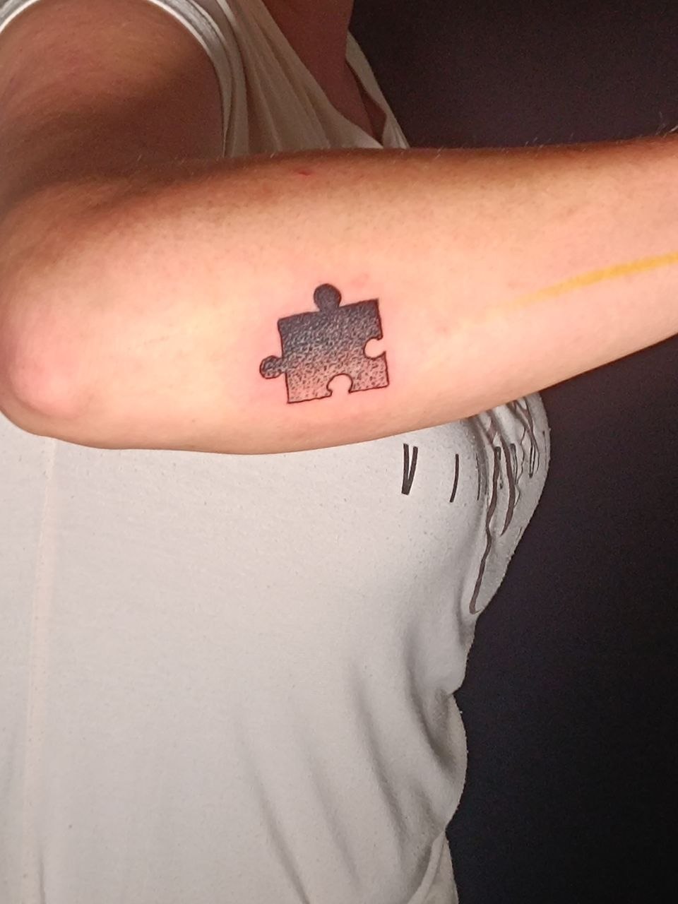 dotwork Puzzleteil in black and grey auf dem Unterarm