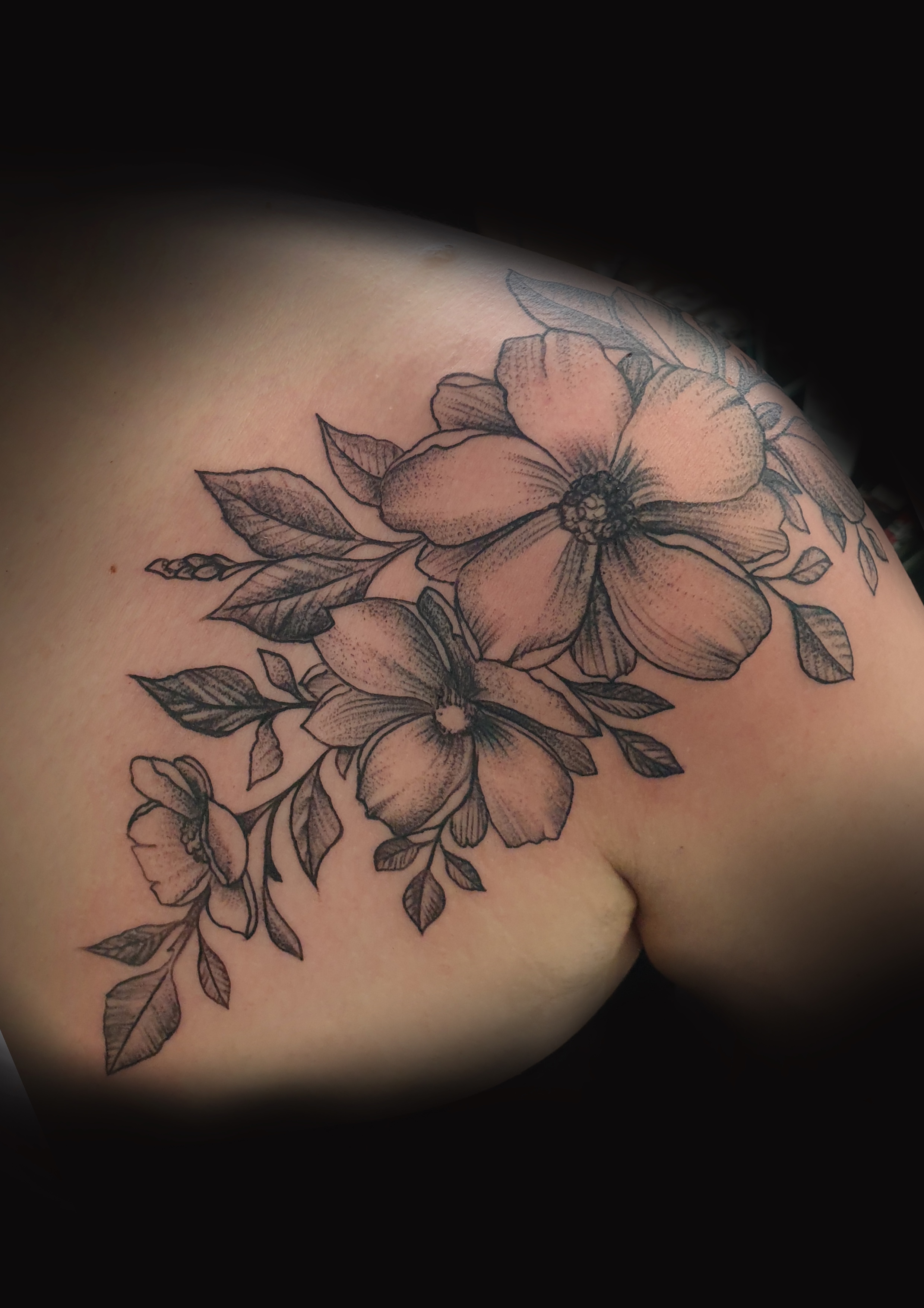 Dotwork Tattoo auf der Schulter und Brust von Blumen