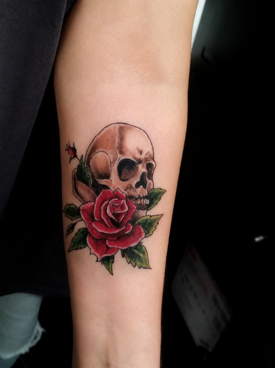 Black and grey Schädel mit oldschool farbiger Rose auf Innenarm tätowiert