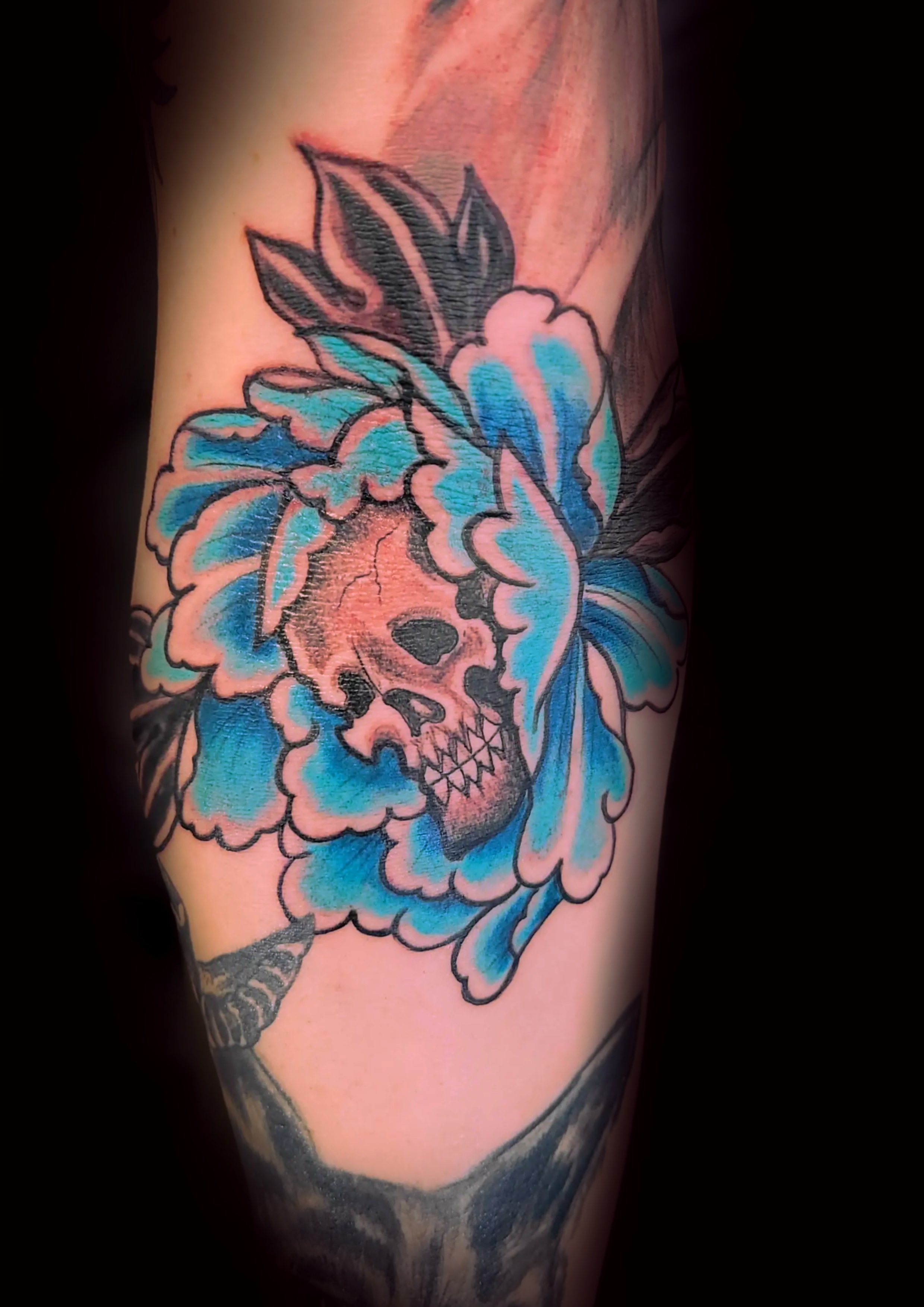 Blaue Blume mit Totenkopf Tattoo