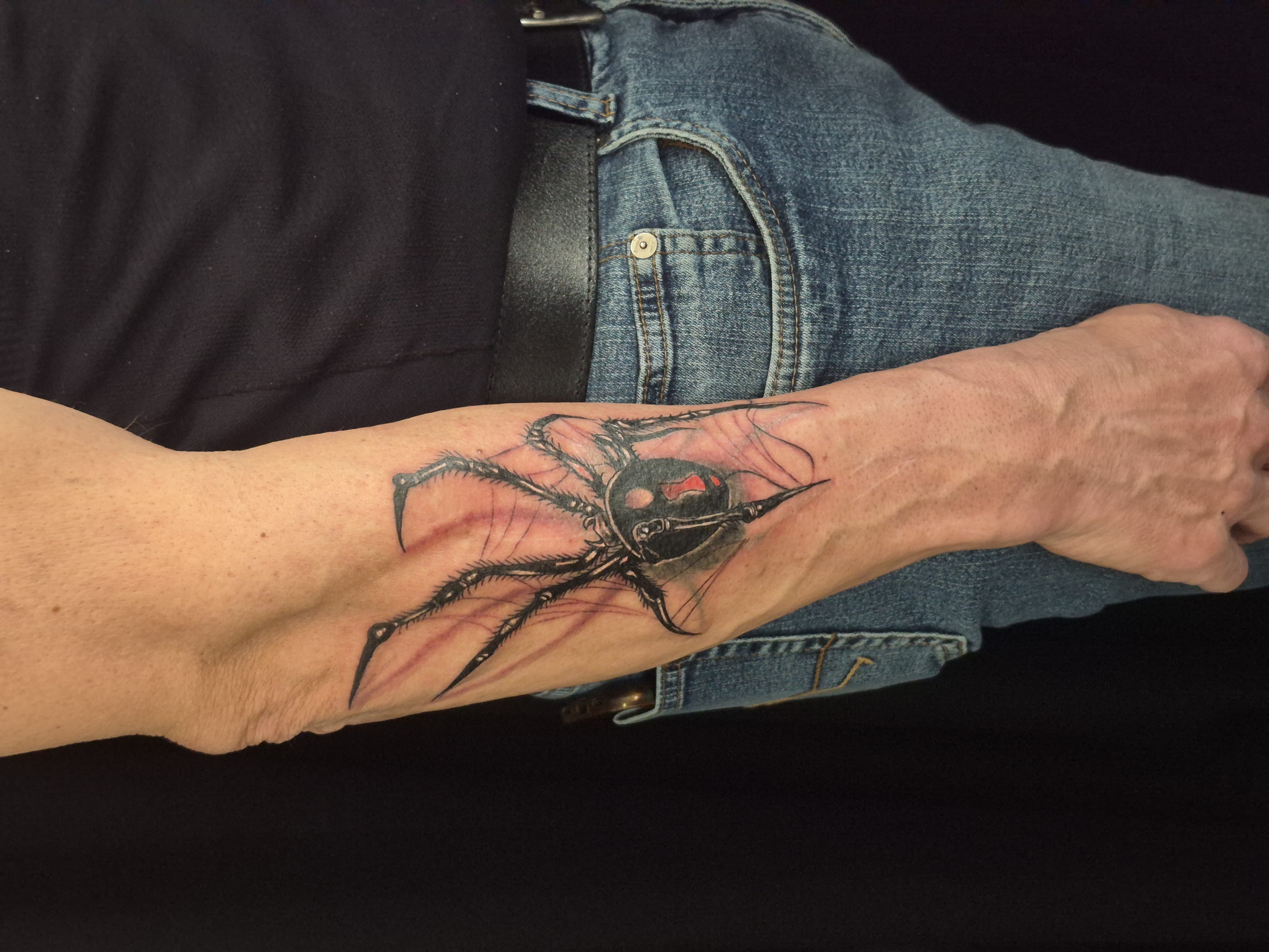 Spinne schwarze Witwe tattoo auf Unterarm