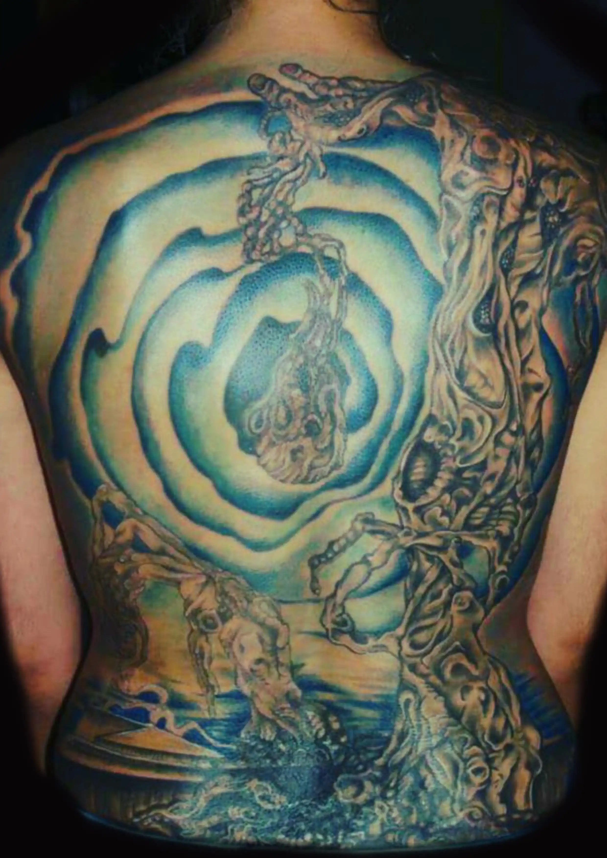 Tattoo abstrakt in Farbe ganzer Rücken