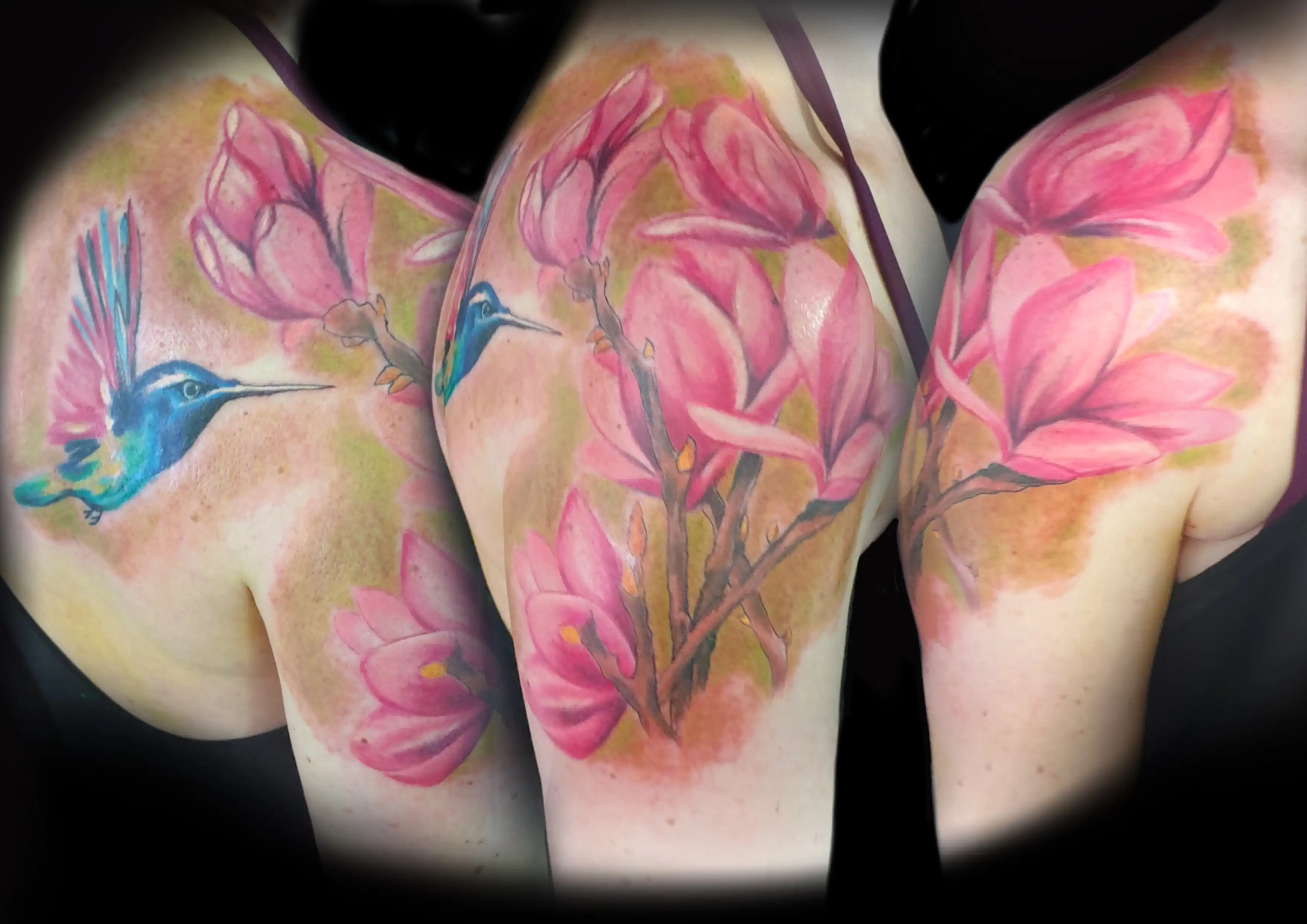 Tattoo einer Magnolie mit Kolibri in Farbe auf Schulter