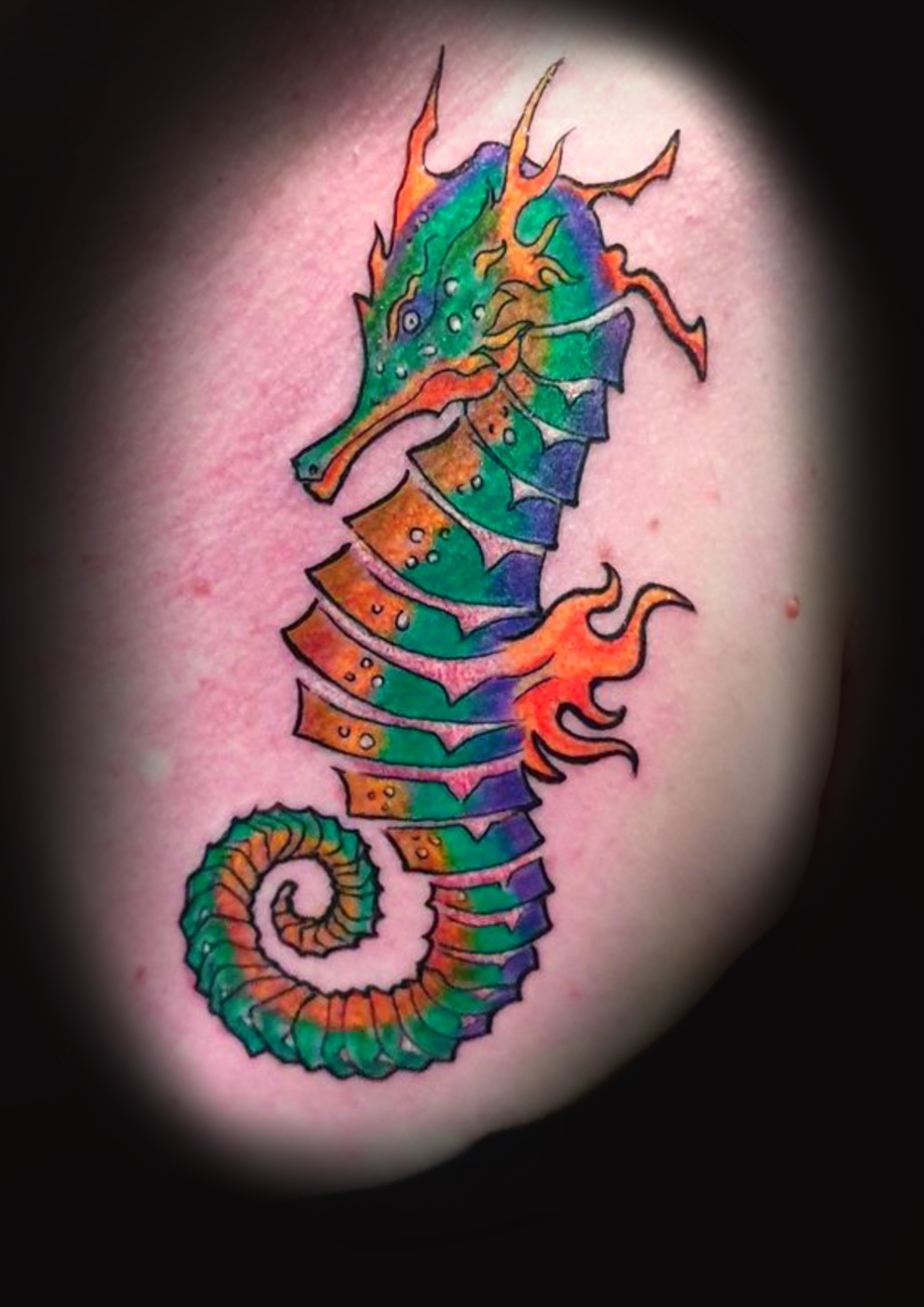 Tattoo von einem bunten Seepferdchen