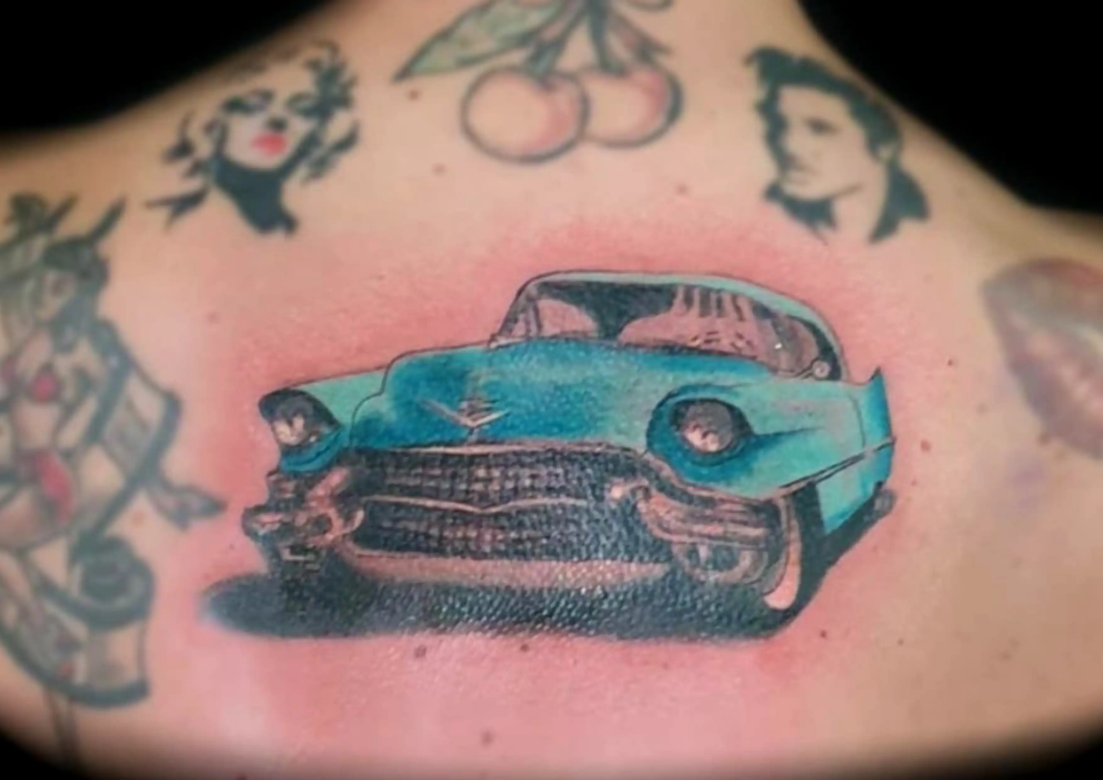 Tattoo von einem Oldtimer in Farbe auf oberen Rücken