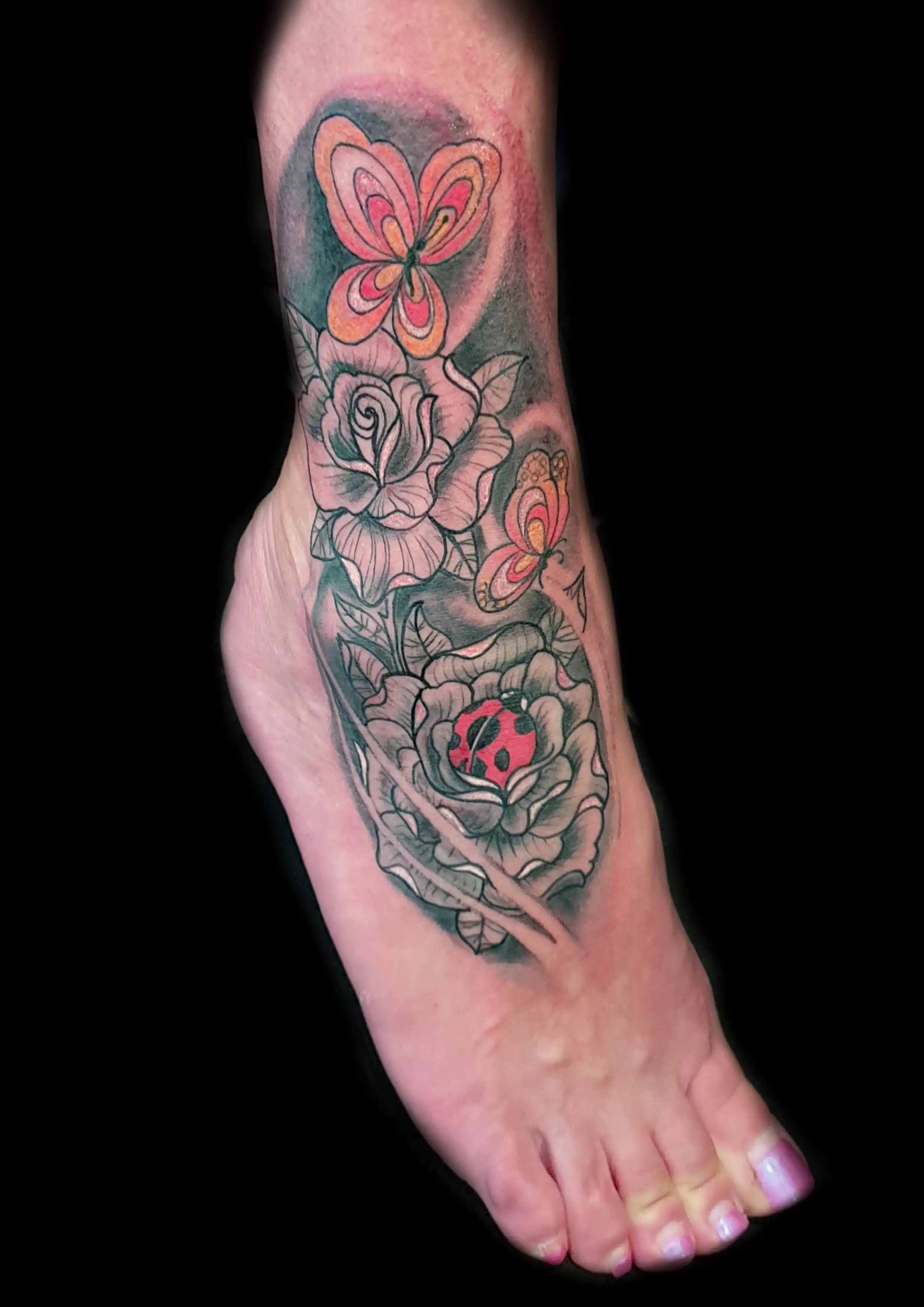 Tattoo von Pfingstrose auf Fuß in Farbe