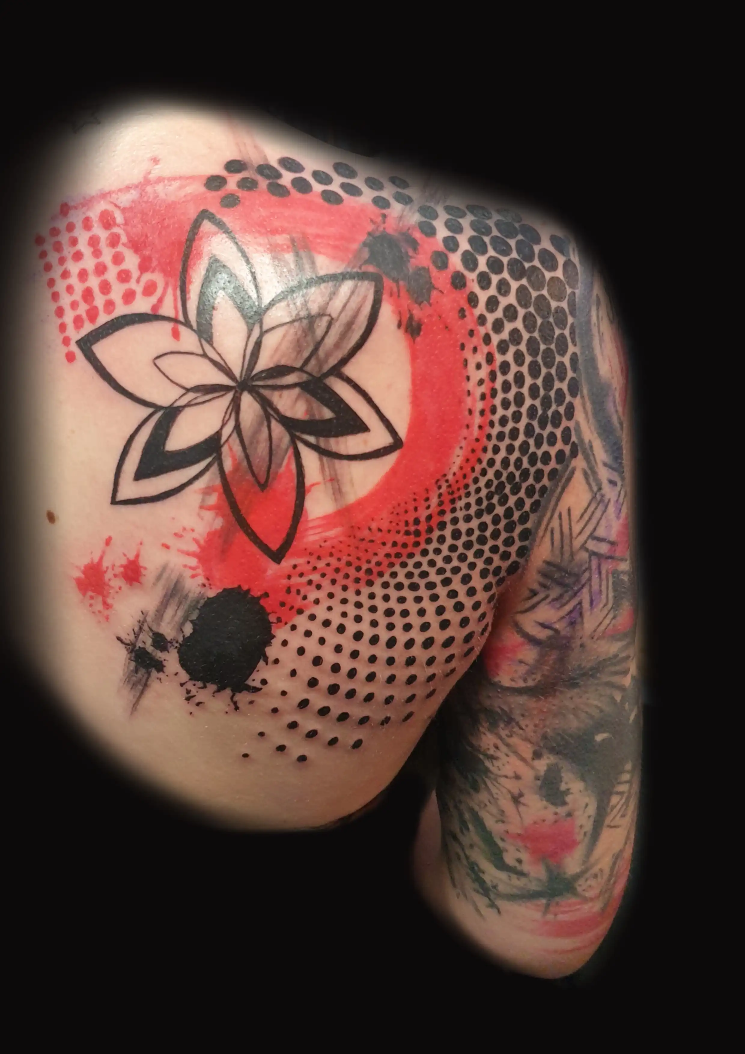 Trashpolka Tattoo auf Brust, Schulter, Arm und Rücken