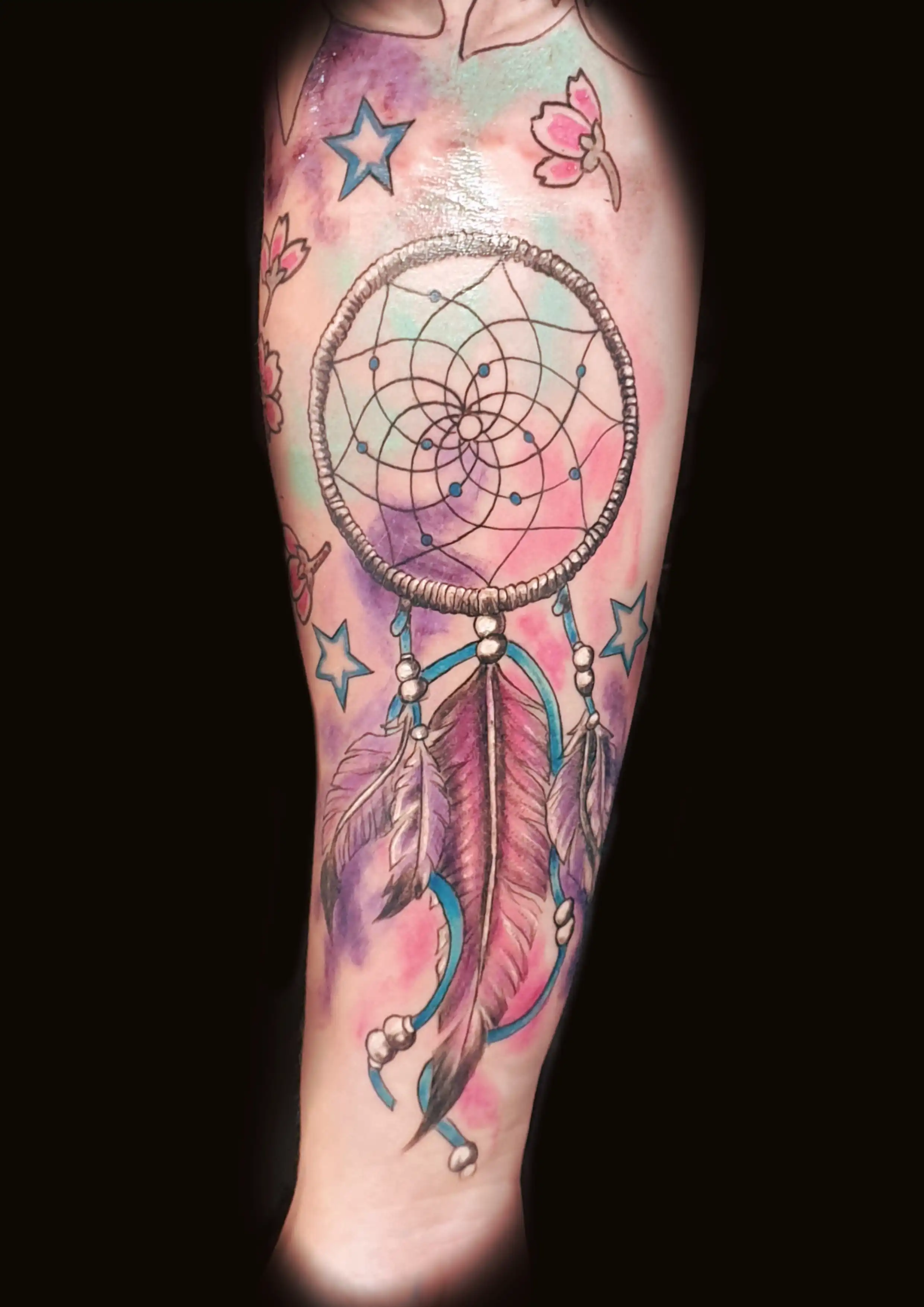 Traumfänger Tattoo in Farbe auf innerem Unterarm