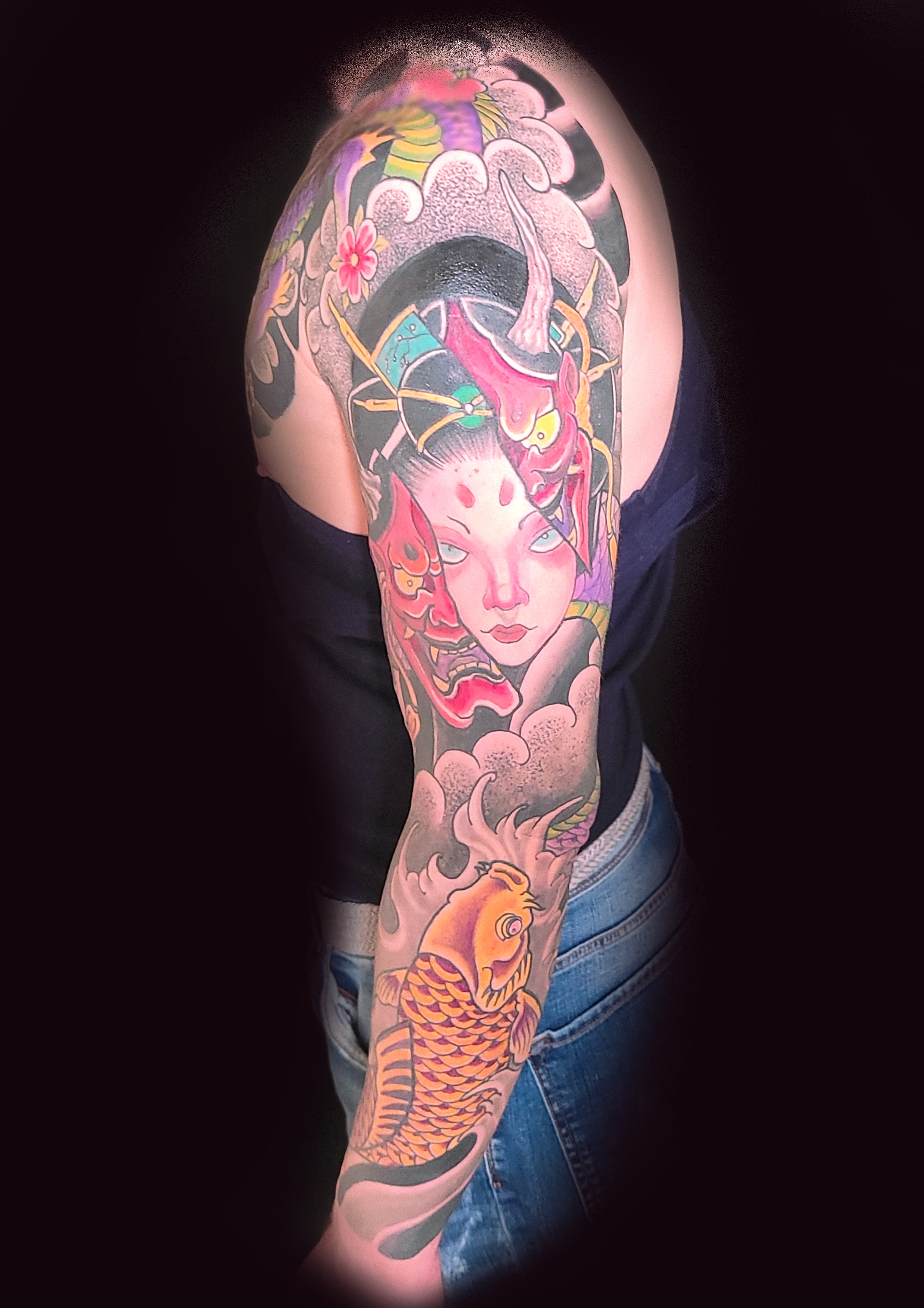 ganzer Art tätowiert mit klassischen japanischen Motiven