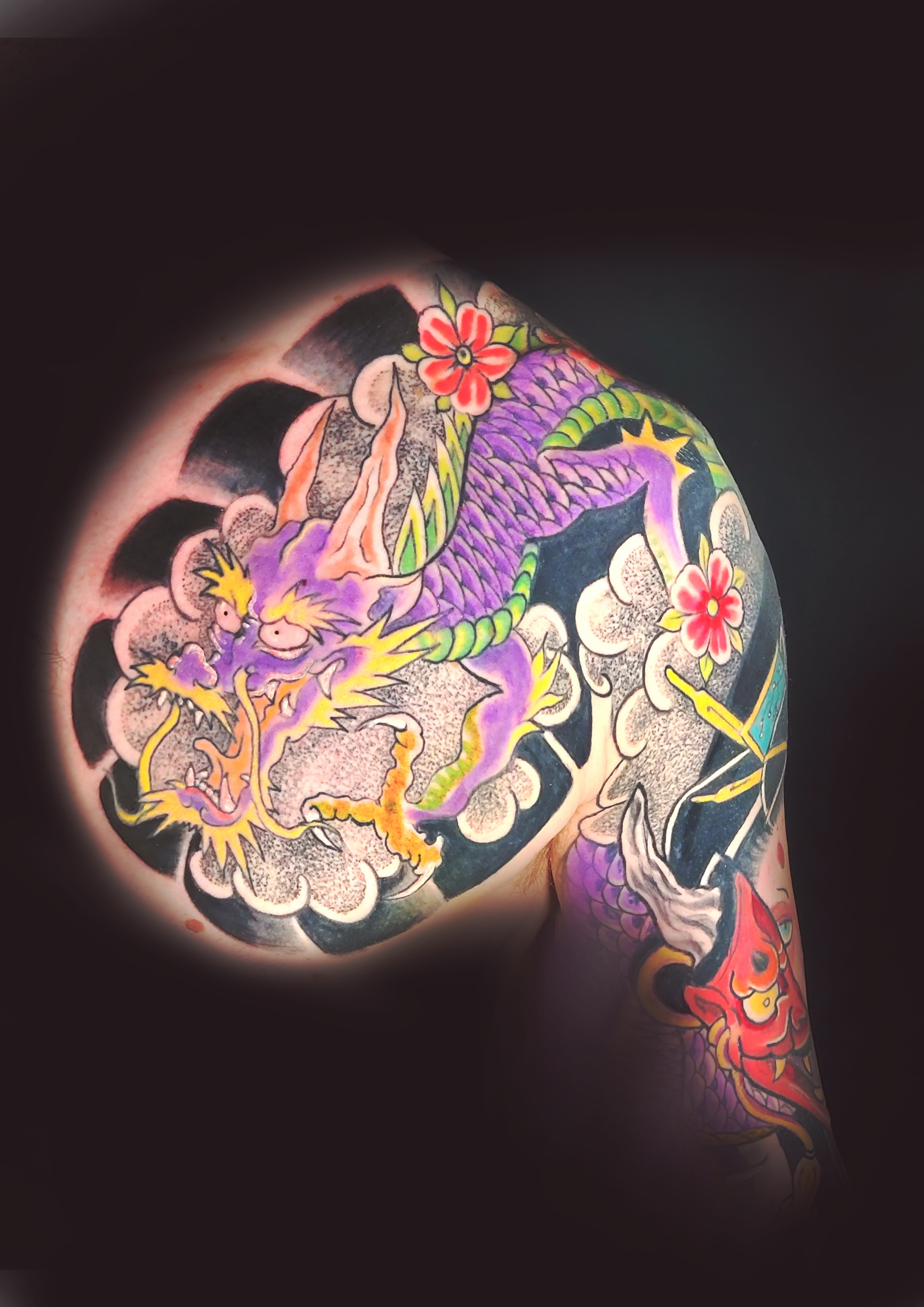 klassisches japanisches Tattoo auf der Brust der Schulter und dem Arm zeigt einen japanischen Drachen