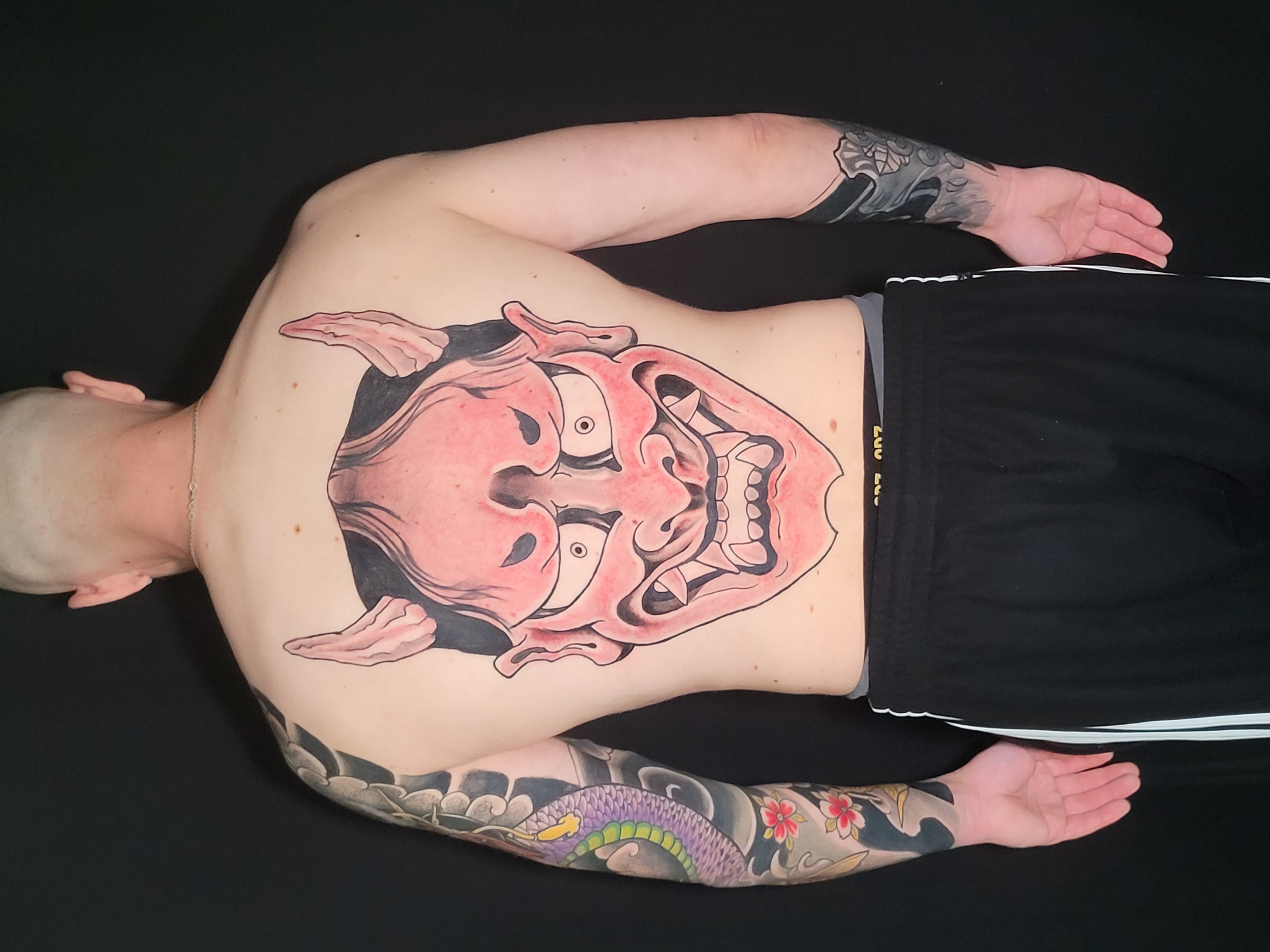 Tattoo einer japanischen Hannya Maske auf dem ganzen Rücken in Farbe